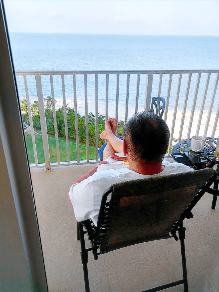 Beautiful Direct Facing Gulf View - Modern Beach Front 10th Floor property — photo 3