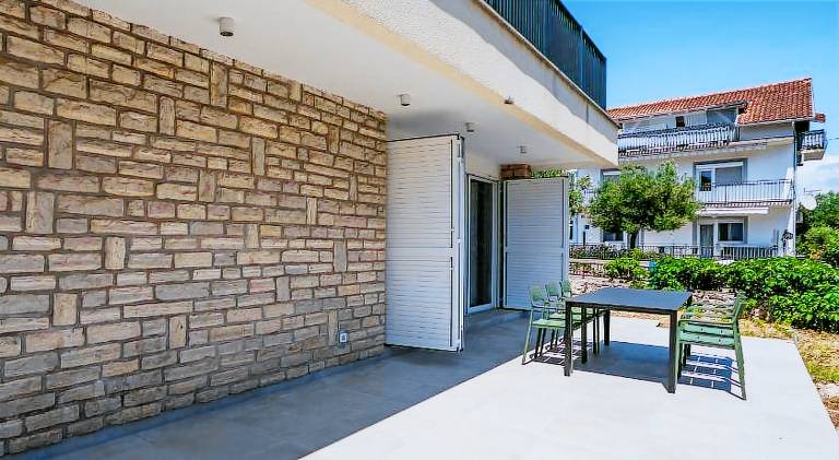 Holiday apartment with garden & patio — photo 5