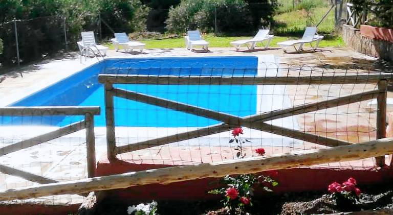 Lodge with yard, barbecue & pool — photo 4