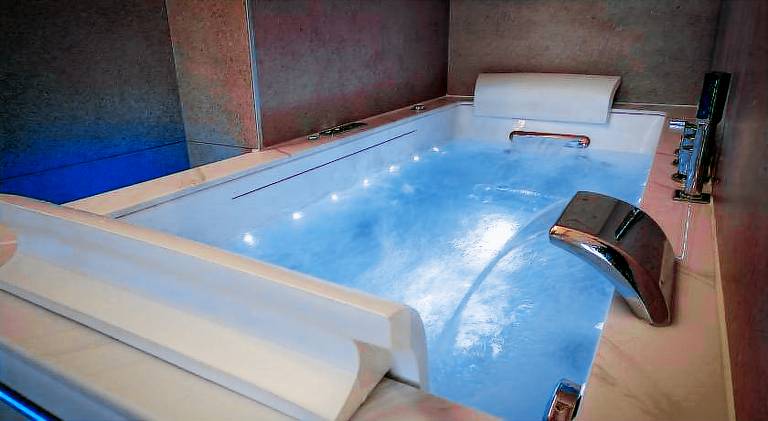 Rental apartment with hot tub — photo 3