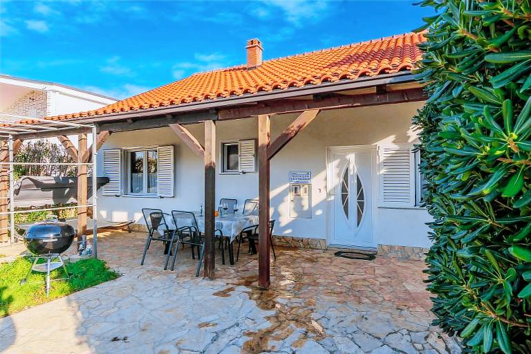 Fully equipped lovely vacation home with barbeque, patio & garden | Pets allowed — photo 2