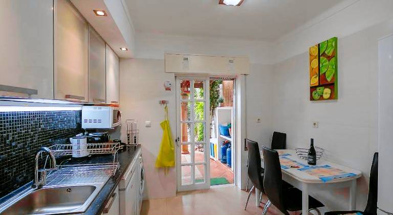 Holiday apartment with patio, yard & BBQ — photo 5