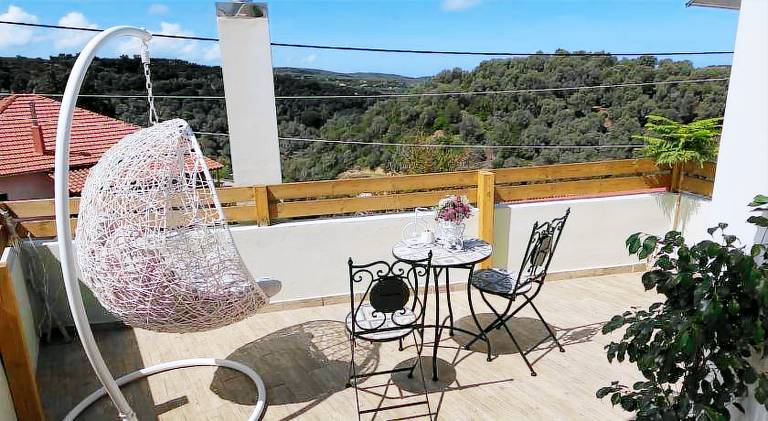 Vacation home with hot tub in Platanias