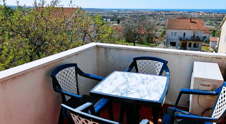 Apartment with yard, terrace & grill — photo 4