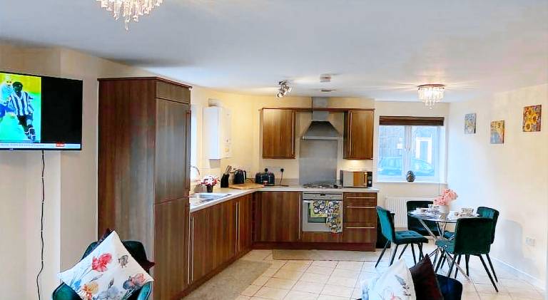 Exquisite Modern Homely 2 Bed Apartment with On-street Parking, Super Fast WIFI & 5 mins drive to Sc — photo 3