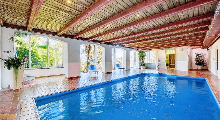 Serviced apartment with pool, BBQ & patio — photo 3
