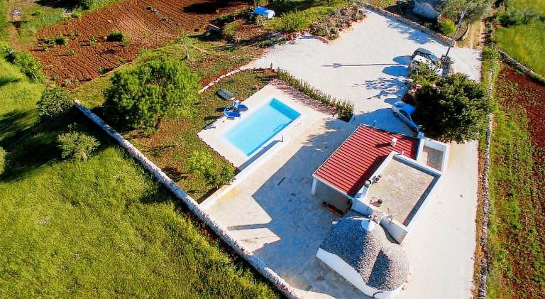 House with pool — photo 5