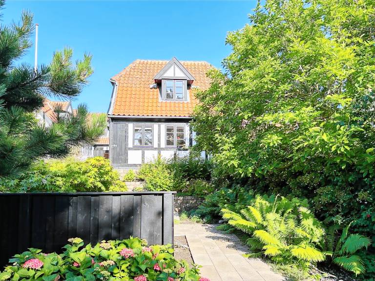 Child-friendly pleasant vacation home with grill, garden & terrace | Water view | Dogs allowed — photo 2