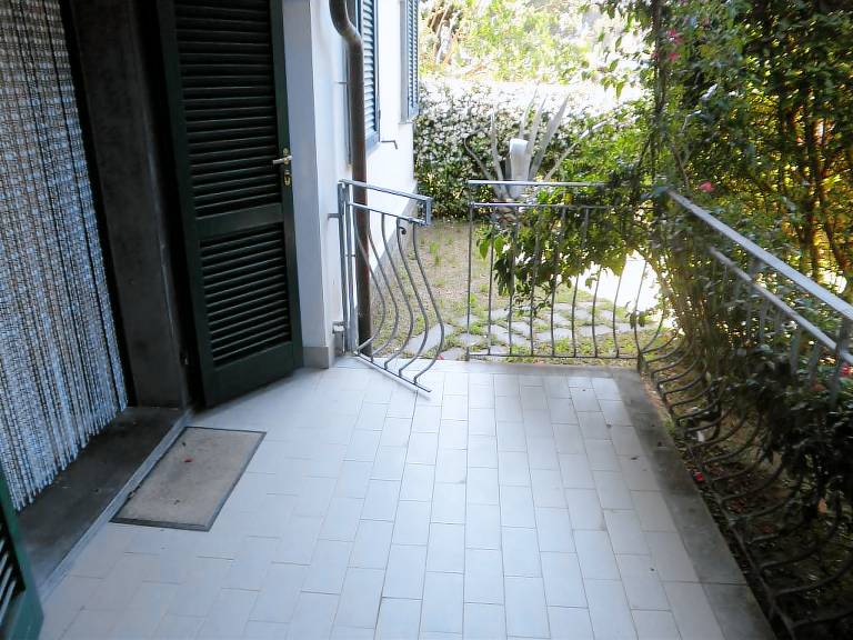 Apartment with yard — photo 5