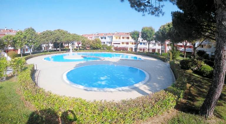 Apartment with pool, terrace & garden in Caorle