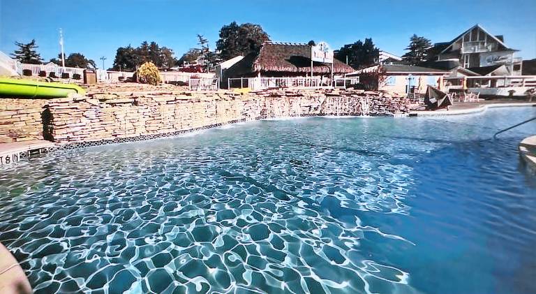 Vacation home with pool — photo 2