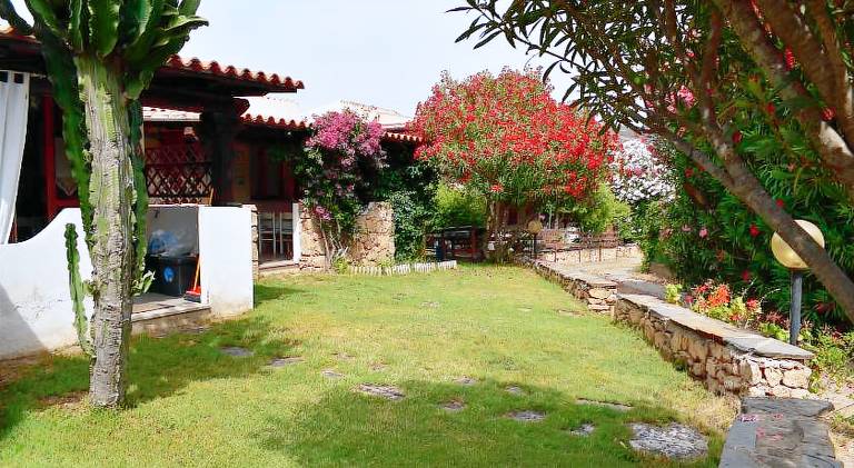 House with barbeque, garden & patio in Loiri Porto San Paolo