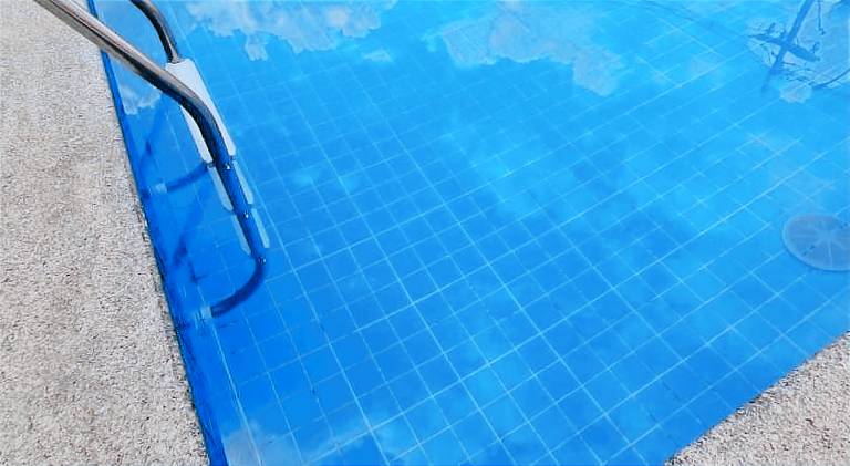 Apartment with pool — photo 4