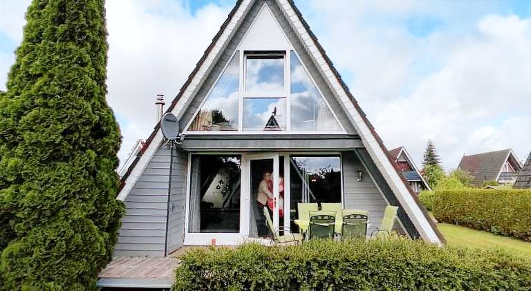 Vacation home with terrace & yard — photo 2