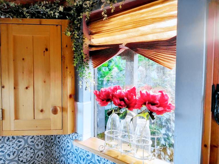 Cozy Cabin Retreat with Garden and Hot Tub