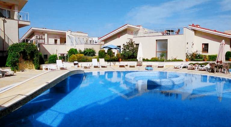 House with pool, yard & jacuzzi in Varna