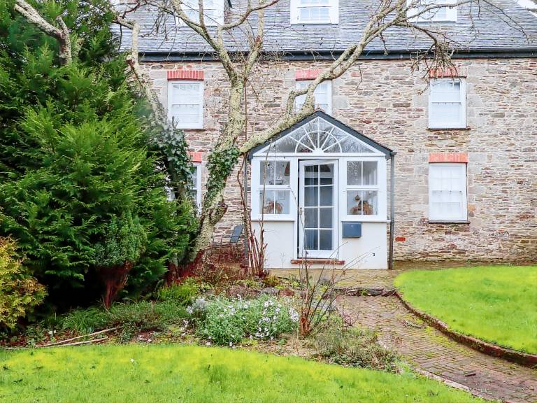 Family-friendly cottage with grill & yard | Beach view | Dogs allowed — photo 2