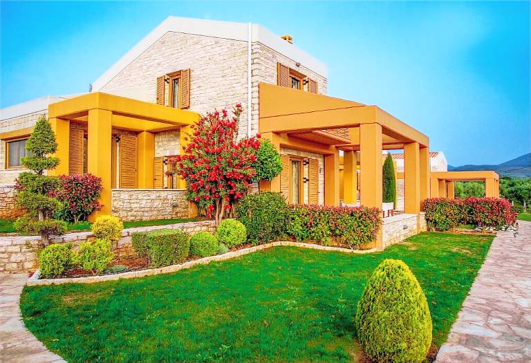 House with pool, terrace & yard | Pets allowed — photo 5