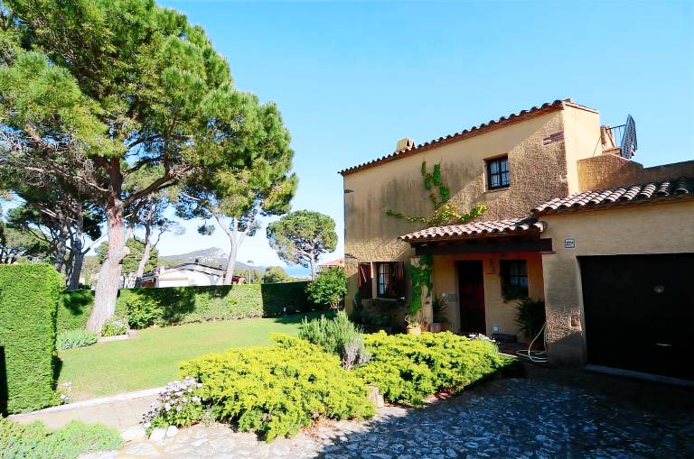 Villa with patio, private pool & yard — photo 4