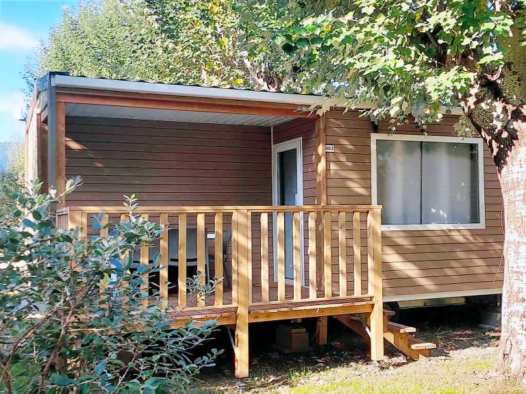 Mobile home with pool, terrace & yard | Pets allowed — photo 5