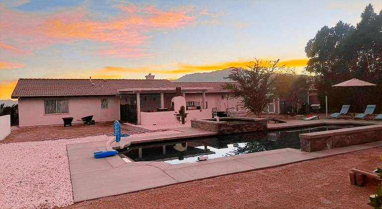Vacation home with hot tub, barbecue & terrace — photo 4
