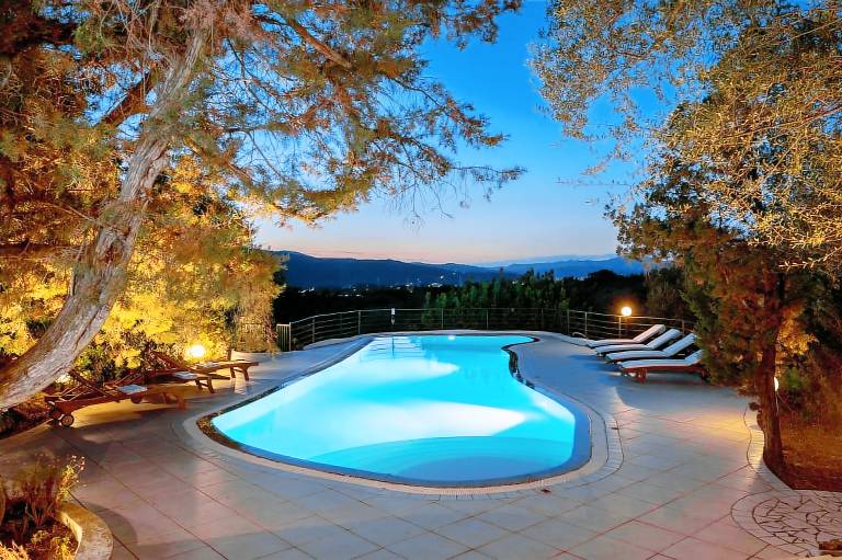 Villa Turalis – tramonti e piscina tra le rocce in Olbia