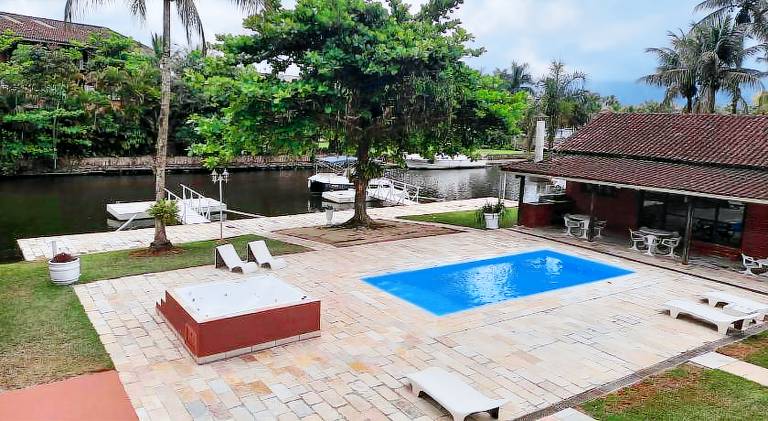 Vacation home with pool & hot tub in Guarujá