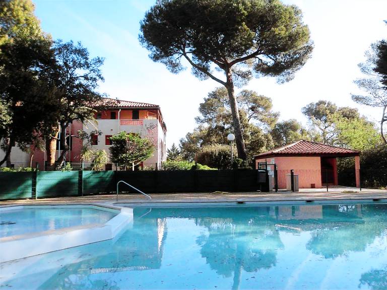 Apartment with pool in Fréjus