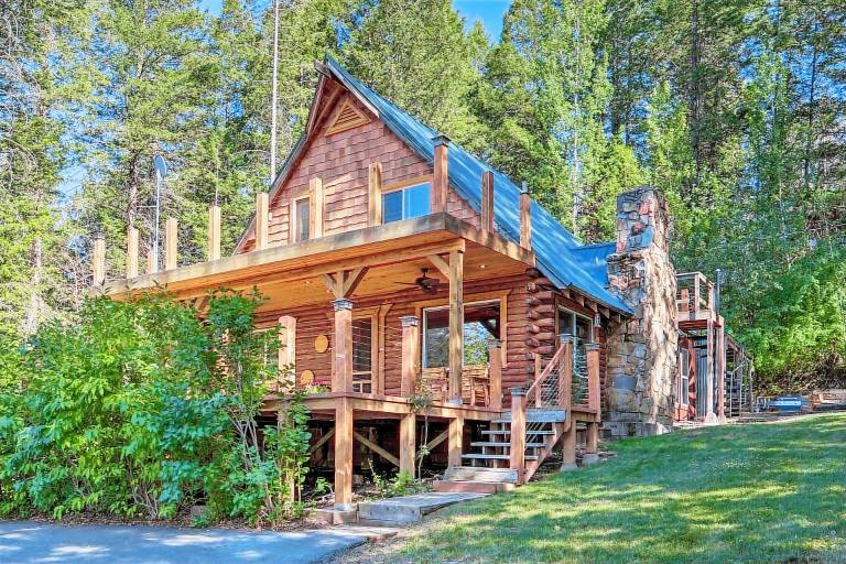 Alpine Adventures Cozy Log Cabin w Deck & Views