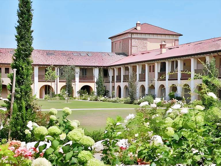 Holiday apartment with terrace, pool & sauna in Pozzolengo