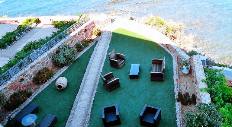 Apartment with yard & patio — photo 4