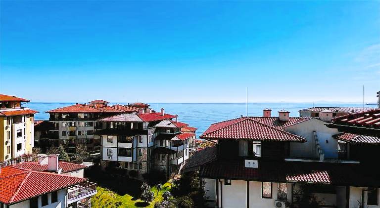 Serviced apartment with yard, pool & terrace in Sveti Vlas