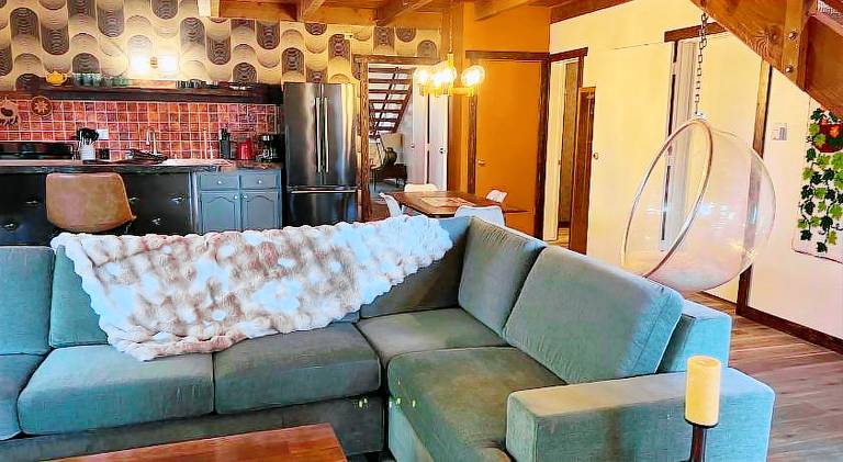 Lodge with pool, hot tub & barbecue — photo 5
