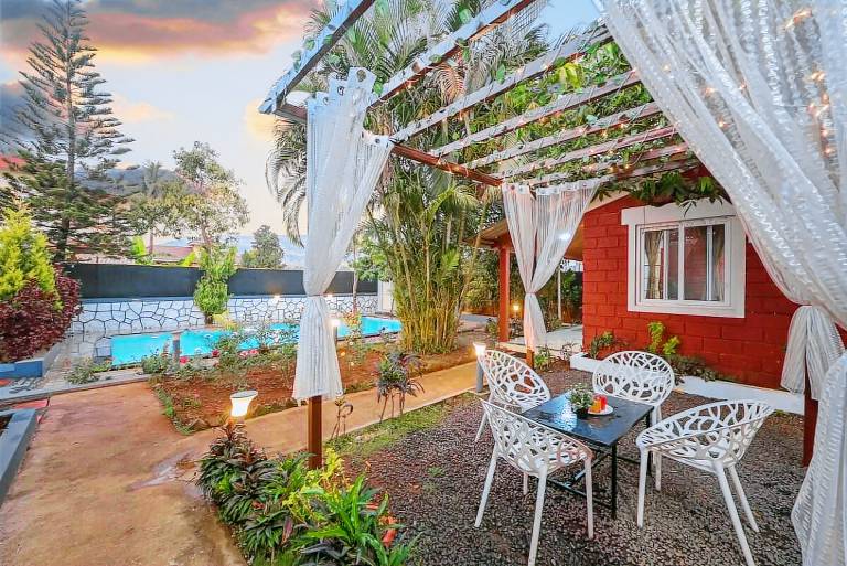 Villa with pool, barbecue & yard — photo 3