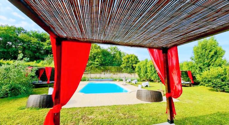 Rental apartment with hot tub & pool — photo 3