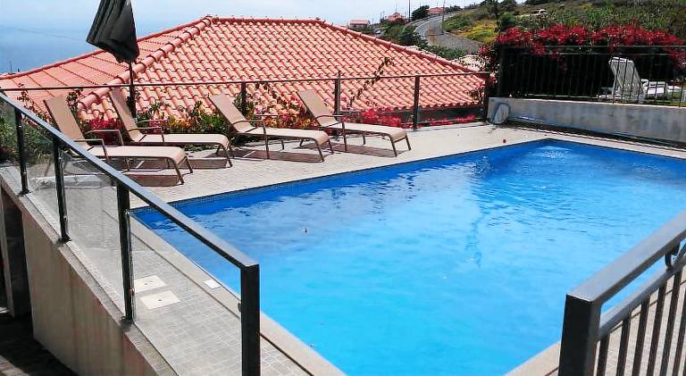 Lovely vacation home with yard, barbecue & pool | Pet-friendly — photo 3