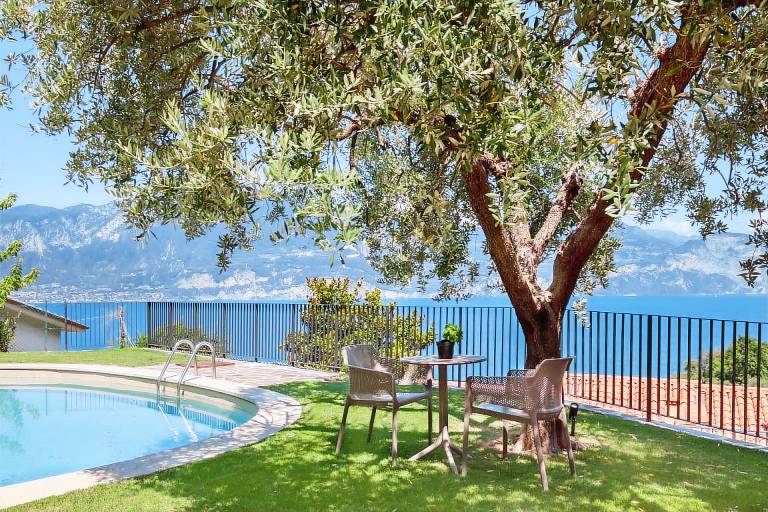 Fully equipped villa with patio, private pool & yard | Pets are welcome — photo 4