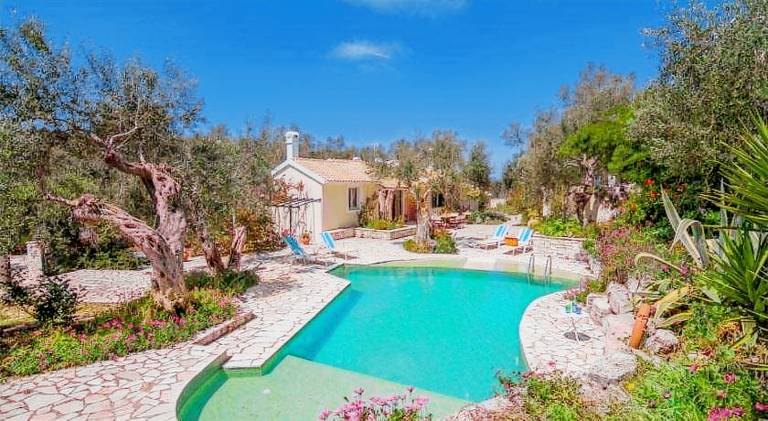 Rental apartment with pool in Paxos