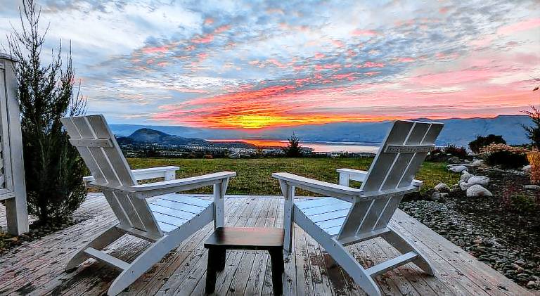 Autumn Lane B&B Farmhouse Elegance & Stunning Lakeviews