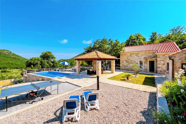Villa with patio — photo 4