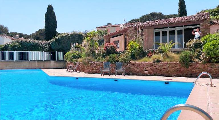 Apartment with pool — photo 3