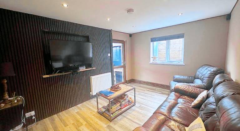House with hot tub in Bude