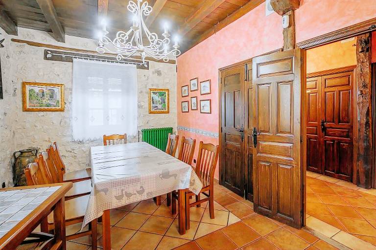 Vacation Home "La Morada Del Cura" with Private Garden, Balcony & Wi-Fi — photo 3