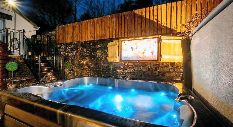 Stunning cottage Grade 2 listed with parking and Hot Tub in Windermere