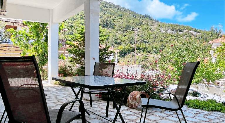 Vacation home with BBQ, terrace & yard — photo 3