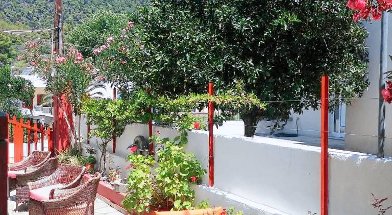 Holiday apartment with patio & garden — photo 5