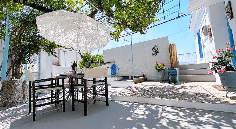 Apartment with patio & yard — photo 3