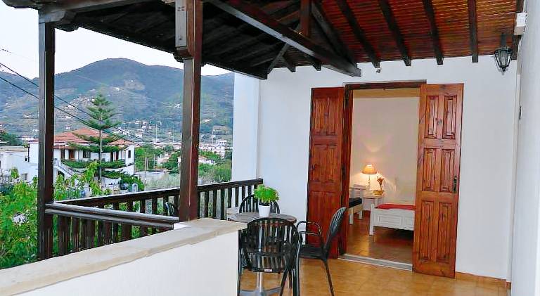 Serviced apartment with garden, pool & terrace — photo 3