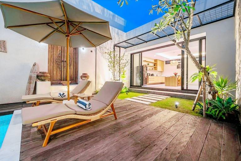 Villa with pool — photo 4