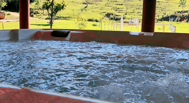 Vacation home with pool, garden & hot tub — photo 4